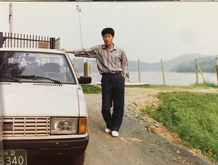 모델 봉킴의 아버지 김원기, 처음 마련한 중고차와 함께 출장 가는 길, 1989.