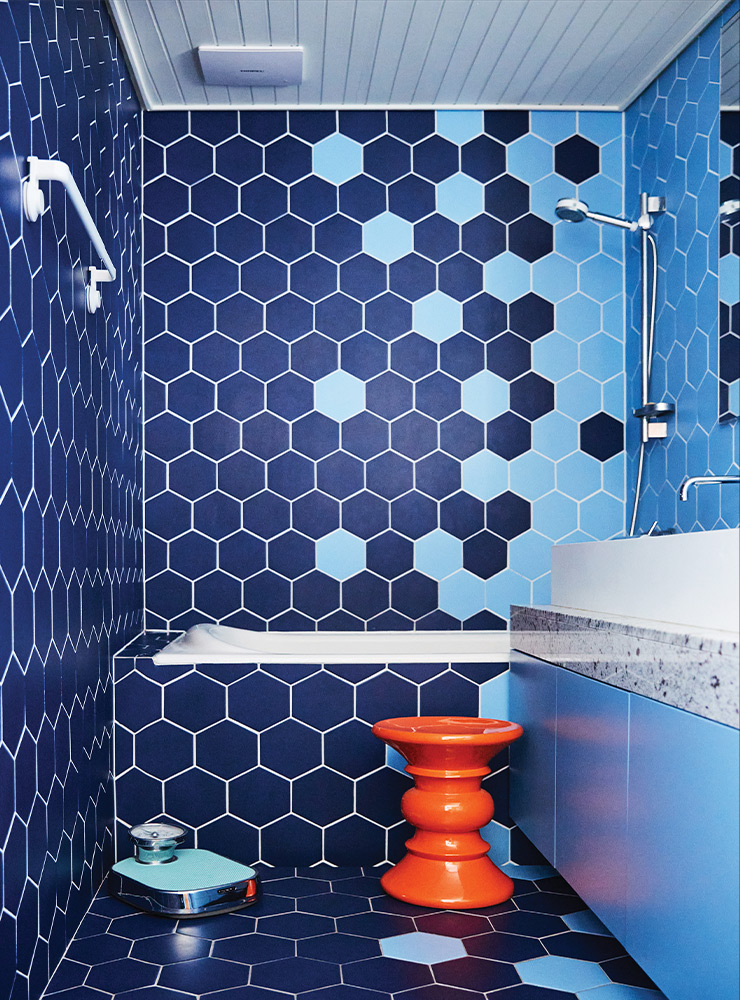 딥 블루와 라이트 블루 컬러로 포인트를 준 욕실 풍경. 가정집에서는 보기 힘든 헥사곤 모양의 타일은 이탈리아에서 공수해 온 것.