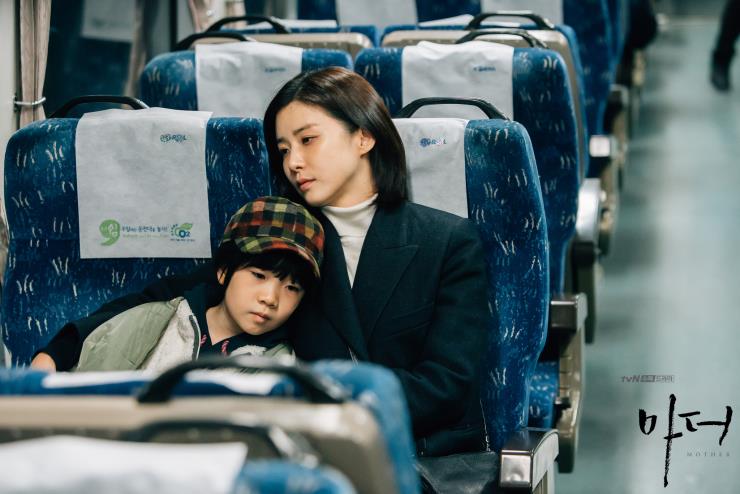 아동 폭력 문제를 다룬 tvN 드라마 〈마더〉
