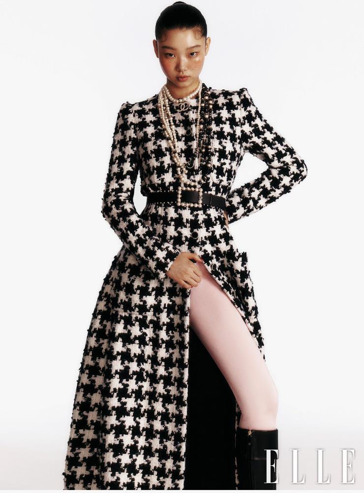 하운즈투스 체크 패턴의 롱 코트와 핑크 저지 레깅스, 블랙 롱부츠, 멀티 진주 네크리스와 벨트는 모두 Chanel. 