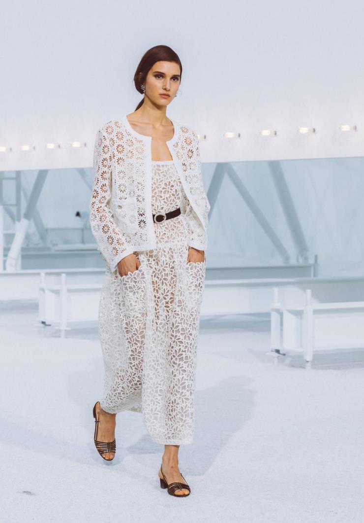 꽃무늬 펀칭 디테일과 레이스로 이뤄진 드레스와 재킷은 가격미정, Chanel.
