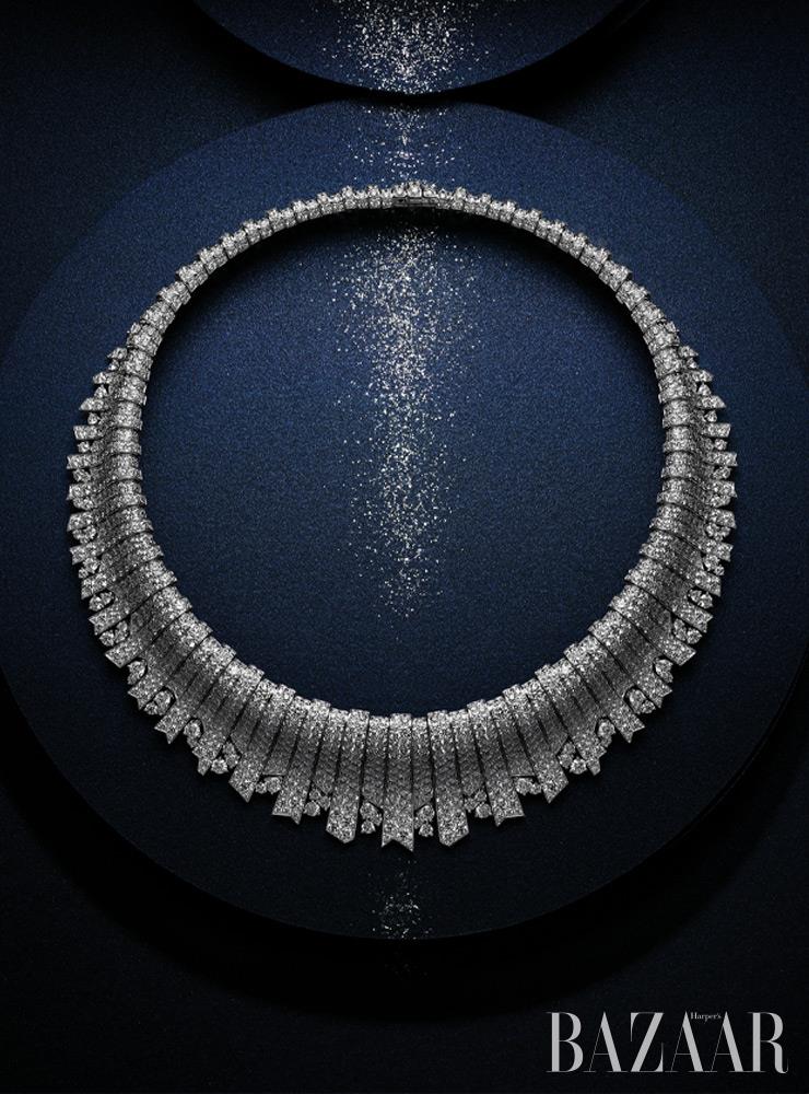 화이트 골드에 다이아몬드가 세팅된 ‘레이옹 블랑’ 네크리스는 12억 5천8백만원대 Van Cleef & Arpels.
