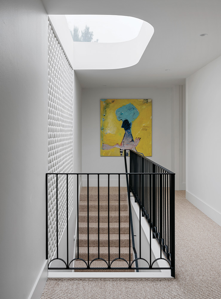 새로 만든 철제 난간은 시드니 태생의 추상 예술가 조지 라프토폴루스의 경쾌한 그림이 꼭대기 층까지 이어진다.