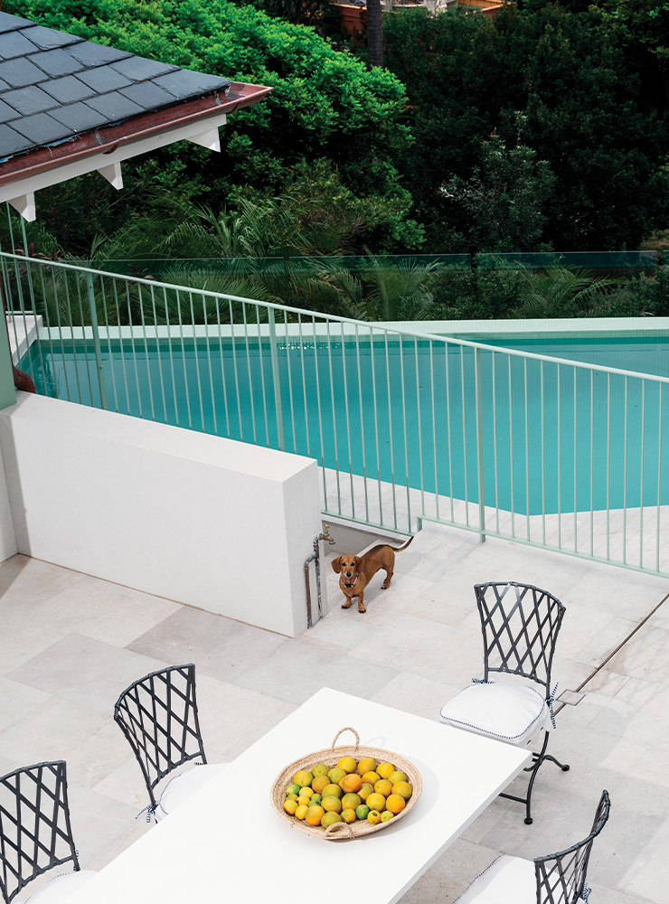 수영장 옆에 놓은 철제 테이블은 야외 식사를 위한 완벽한 장소가 된다.
