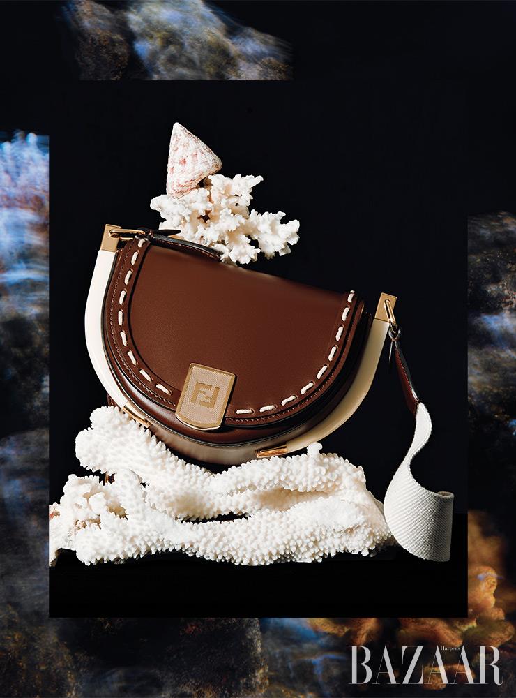 반달 모양의 가방 옆면을 아이보리 컬러 아크릴로 감싼 ‘문라이트’ 백은 2백만원대 Fendi.