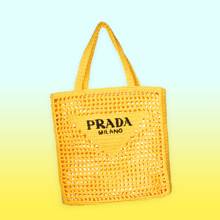 선명한 옐로 컬러에 로고로 포인트를 준 니트 백은 가격 미정, Prada.