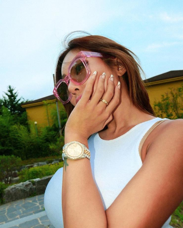 제시의 핑크색 뿔테 디자인의 선글라스는 문글라스 MOONGLASS. ⓒ인스타그램 jessicah_o