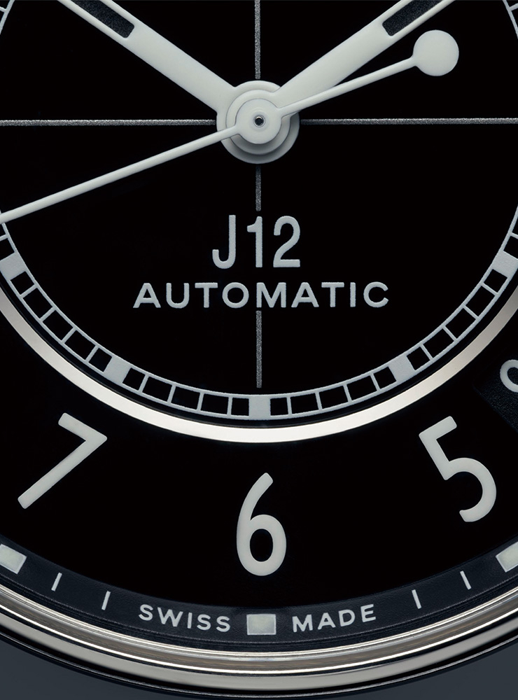 자체 제작한 기계식 셀프 와인딩 무브먼트 칼리버 12.1을 탑재한 J12 블랙 버전.