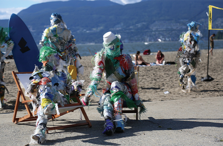 밴쿠버의 키칠래노 해변, 토론토의 하버프렌트센터 일대, 퀘백의 앙리 부라사 해변에 전시된 조형물들. 해변의 플라스틱 쓰레기로 만들었다.