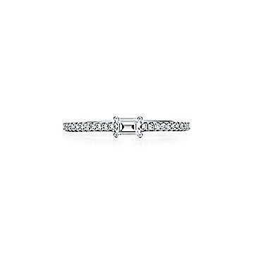 티파니 노보 호라이즌 링 - 플래티넘에 다이아몬드가 세팅된 반지. 3백99만원. 