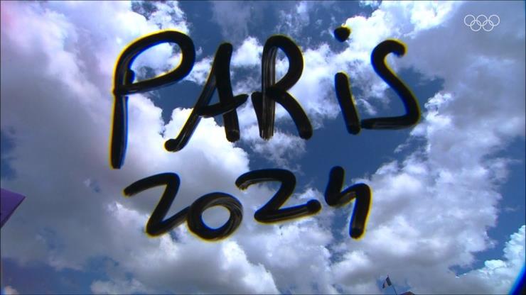 프랑스 파리올림픽 조직위원장 토니 에스탕게가 카메라에 직접 쓴 'PARIS 2024'