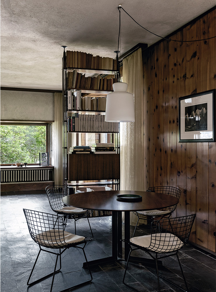 가족의 조식 공간. 프란코 알비니가 디자인한 책장 ‘인피니토’로 거실과 분리된다. 