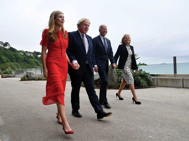 영국 보리스 존슨 총리와 최근 결혼한 총리 부인 캐리는 G7 정상회담에서 중저가 브랜드 ‘LK 베넷’의 레드 드레스를 입었다. 
