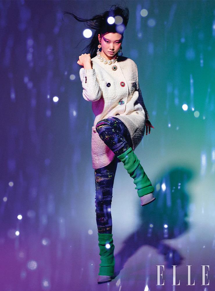 컬러플한 단추 장식이 돋보이는 크림 컬러 재킷과 멀티 컬러 팬츠, 코인 드롭 이어링과 대담한 진주 장식의 네크리스, 화이트 앵클 부티는 모두 Dolce & Gabbana.