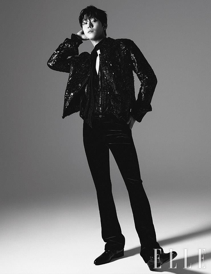블랙 시퀸 재킷은 Kimseoryong. 실크 소재의 블랙 스트라이프 셔츠와 스카프, 블랙 로퍼는 모두 스타일리스트 소장품.
