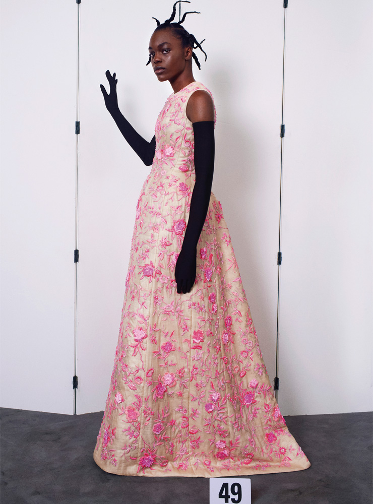 장인의 손길로 탄생한 2021 쿠튀르 컬렉션의 트위스트 레이스 드레스. 