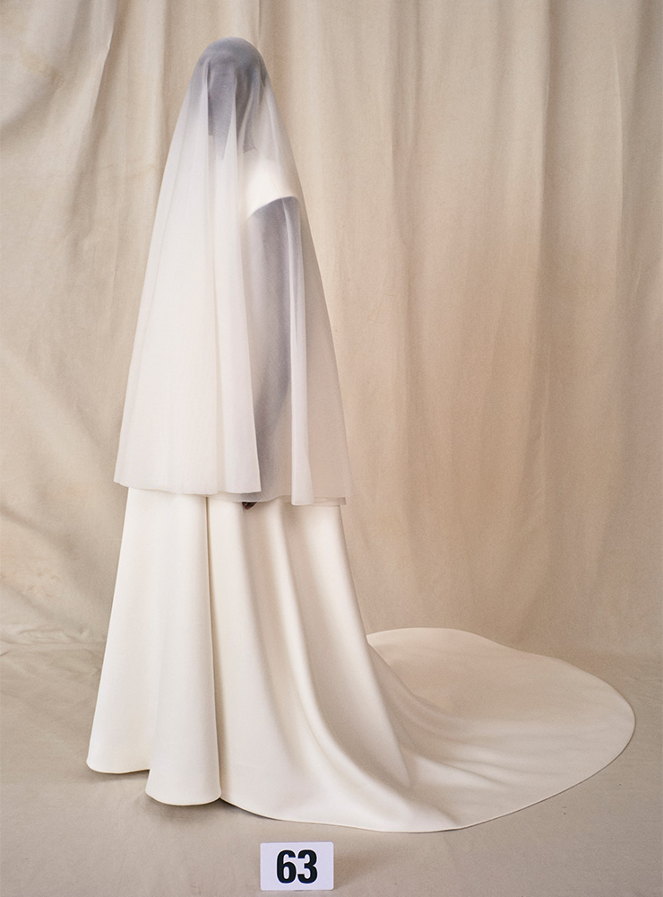 50번째 쿠튀르 컬렉션의 피날레를 장식한 베일로 가린 웨딩 룩. 