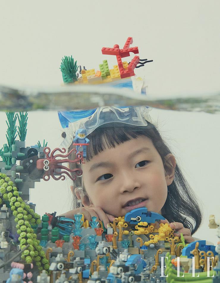 신비로움 가득한 수조 작품은 박상수 작가의 ‘바닷속 풍경’, 레고 브릭을 활용해 완성한 스노클은 세트 스타일리스트 작품 모두 LEGO. 