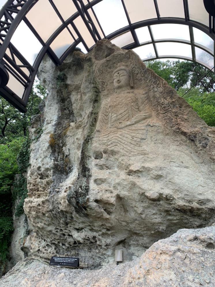 6세기에 석회암 석굴에 조각된 마애여래좌불상 