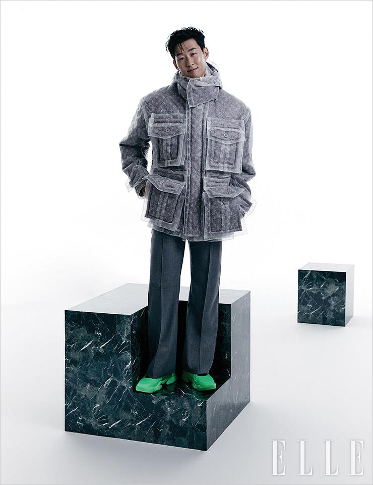 빅 포켓의 모노그램 파카와 팬츠, 그린 스니커즈는 모두 Louis Vuitton Men’s Collection.