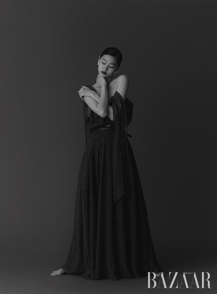 오프숄더 드레스, 귀고리는 Dior. 벨트는 70만원대 Fendi.