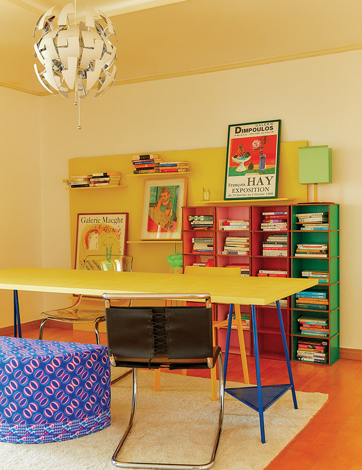 다채로운 컬러와 소재로 채운 서재. 벽 선반은 박혜진이 집에서 직접 만들었다.