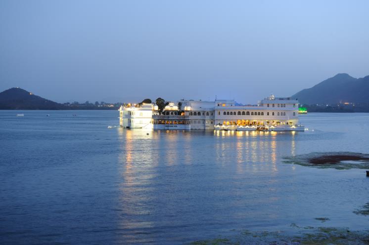 배를 타고 들어갈 수 있는 인도의 타지 레이크 팰리스 우다이푸르 호텔 