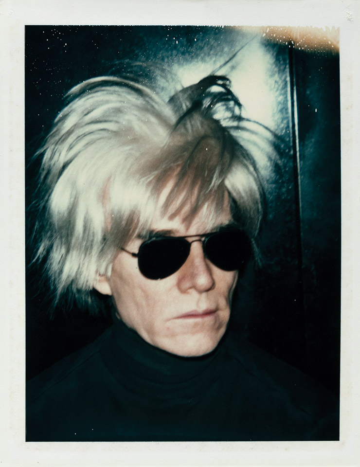 〈Self-Portrait in a Fright Wig〉, 1986. © The Andy Warhol Foundation for Visual Arts, Inc. / Licensed by Adagp, Paris 2021. Courtesy of Fondation Louis Vuitton. Photo credits: © Primae / Louis Bourjac.