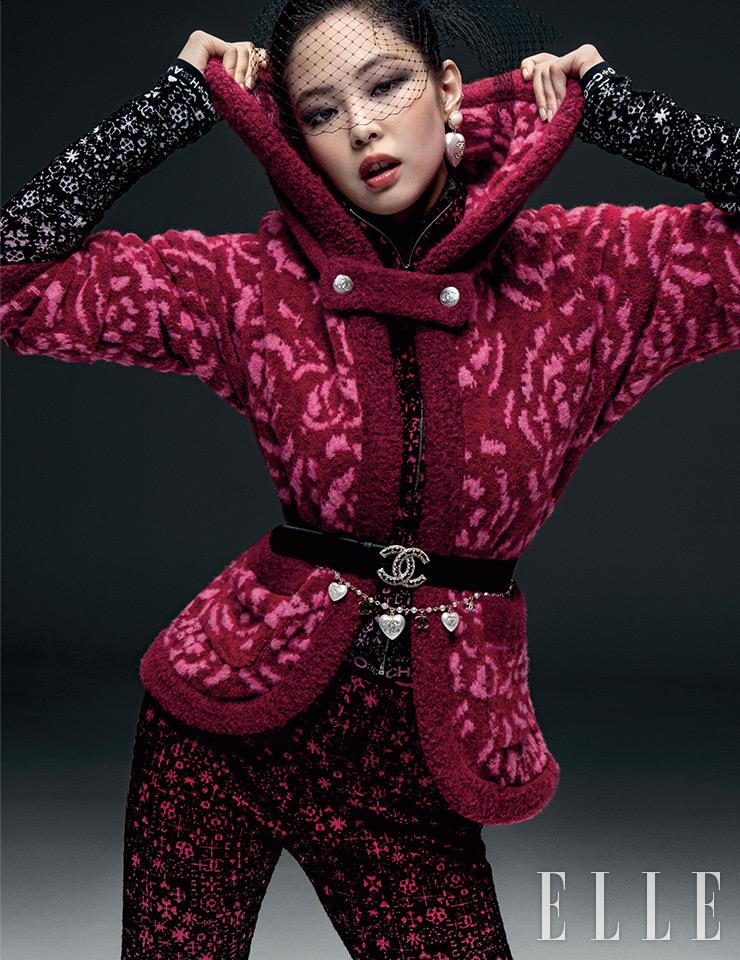 샤넬의 아이코닉한 클래식 룩에 카멜리아 프린트와 핑크 컬러, 위트 있는 액세서리가 조화를 이룬 코코 네쥬 컬렉션. 