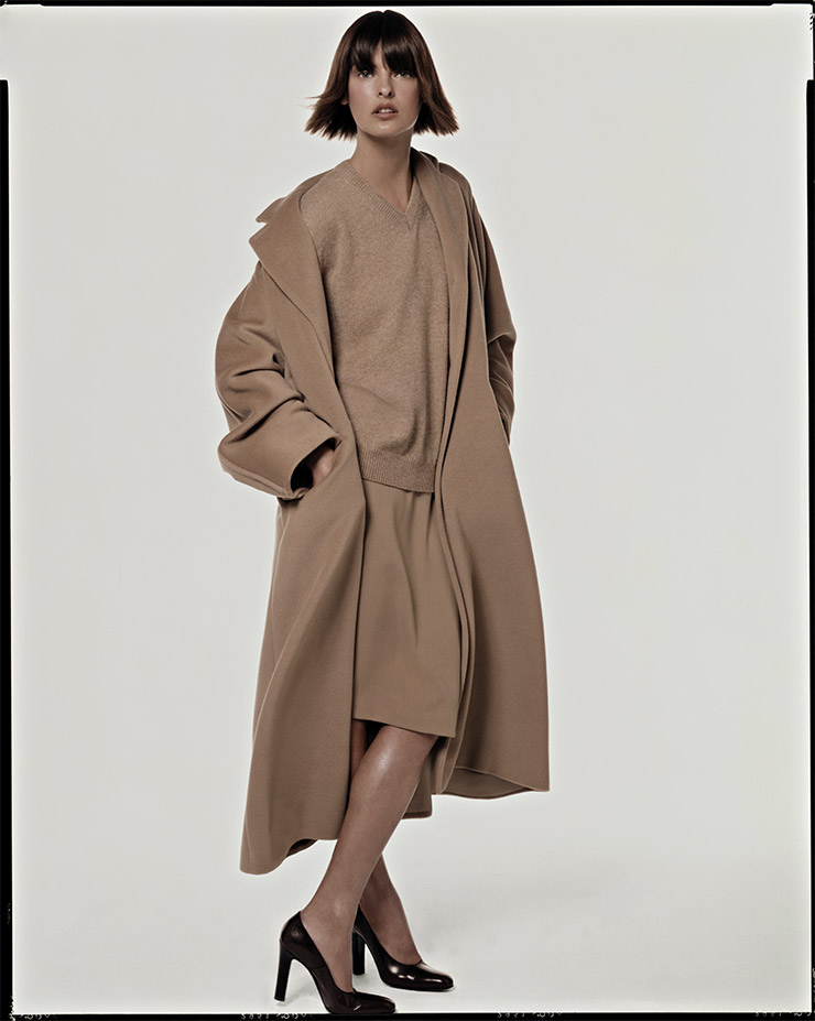 막스마라의 아이콘, 캐멀 코트를 입은 린다 에반젤리스타를 포착한 포토그래퍼 스티븐 마이젤의 한 컷. 1997 F/W. 