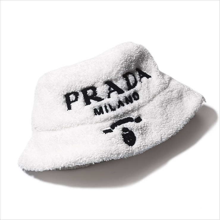볼드한 로고 프린트의 테리 버킷 햇은 가격 미정, Prada. 