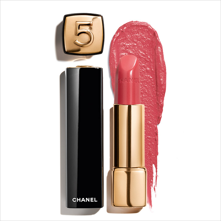 벨벳처럼 부드럽고 포근한 감촉의 핑크 립스틱은 루쥬 알뤼르 N°5, 191 루쥬 브루란뜨, 4만9천원, Chanel.