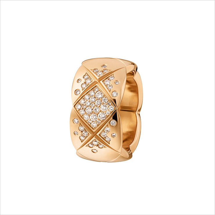 18K 골드에 53개의 라운드 컷 다이아몬드를 세팅한 베이지골드 코코 크러쉬 다이아몬드 미디엄 링, Chanel Fine Jewelry.