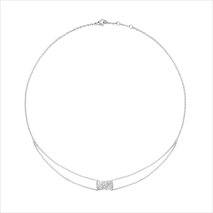 퀼팅 모티프 위에 다이아몬드가 세팅된 화이트골드 코코 크러쉬 네크리스, Chanel Fine Jewelry. 