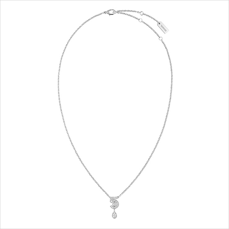 페어 컷과 라운드 컷 다이아몬드를 믹스해 떨어지는 향수 방울을 입체적으로 표현한 이터널 N°5 네크리스, Chanel Fine Jewelry.