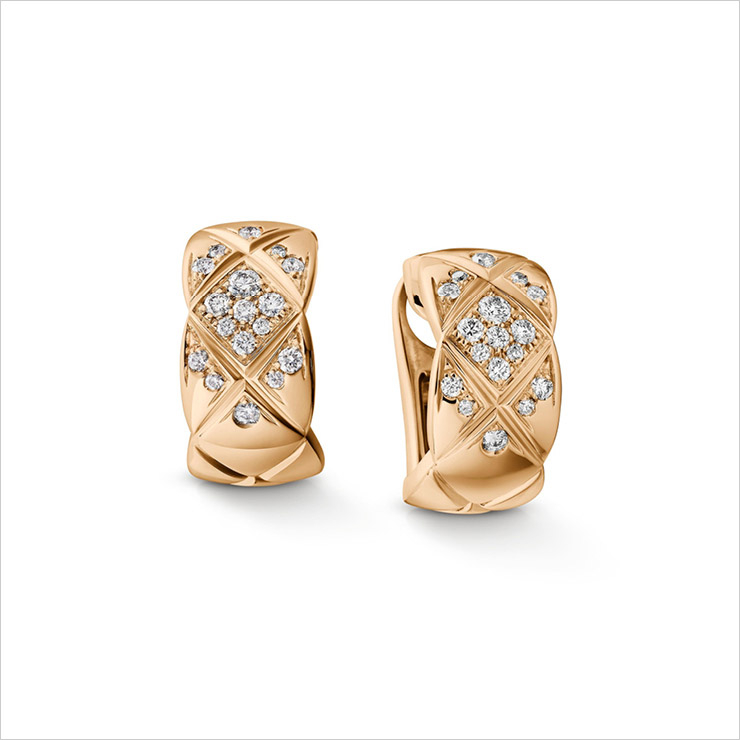 브릴리언트 컷 다이아몬드를 세팅한 베이지골드 코코 크러쉬 이어링, Chanel Fine Jewelry.