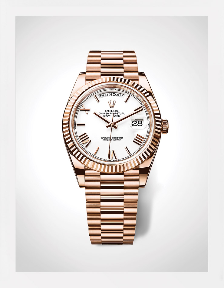 브랜드의 심벌인 톱니 모양 플루티드 베젤을 장착한 ‘데이 데이트’ 시계는 Rolex. 