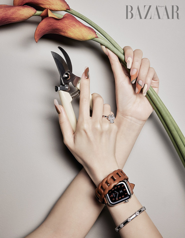 스마트 워치는 Apple Watch Hermes Series 7. 꽃 모양 라운드 다이아몬드 장식의 화이트 골드 ‘프리볼 링’, 화이트 골드 ‘뻬를리 스위트 클로버 브레이슬릿’은 Van Cleef & Arpels. 