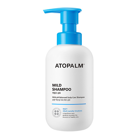 아토팜 마일드 샴푸 - 약산성이고 세라마이드, 콜레스테롤, 지방산이 배합된 MLE가 함유돼 두피 피부 장벽을 재건한다. 300mL 2만4천원.