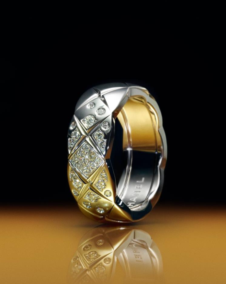 다이아몬드로 이뤄진 퀼팅 디테일의 반지는 샤넬 '코코 크러쉬' 컬렉션 