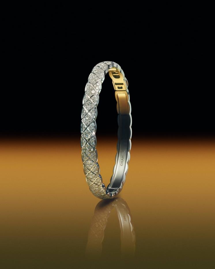 화이트 골드와 다이아몬드로 이뤄진 퀼팅 모티프 브레이슬릿은 샤넬 '코코 크러쉬' 컬렉션. 