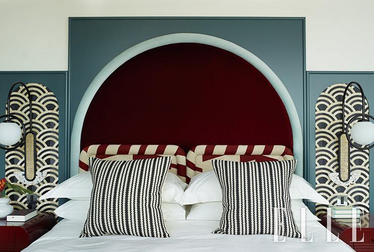 침대는 모두 오울 디자인의 코스튬 제품. 코츠월드 베드 컴퍼니(Cotswold Bed Company)에서 제작했다. 우투 소울풀 라이트닝의 벽 조명 ‘프레임(Frame)’, 무이(Moooi)가 제작한 벽지 ‘러키 오즈(Lucky O’s)’ 등으로 볼드하게 꾸몄다.