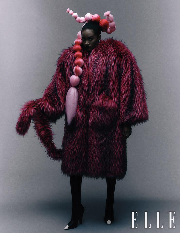 슈퍼사이즈의 에코 퍼 코트는 가격 미정, Dolce & Gabbana. 블랙 팬타 부츠는 가격 미정, Saint Laurent by Anthony Vaccarello.