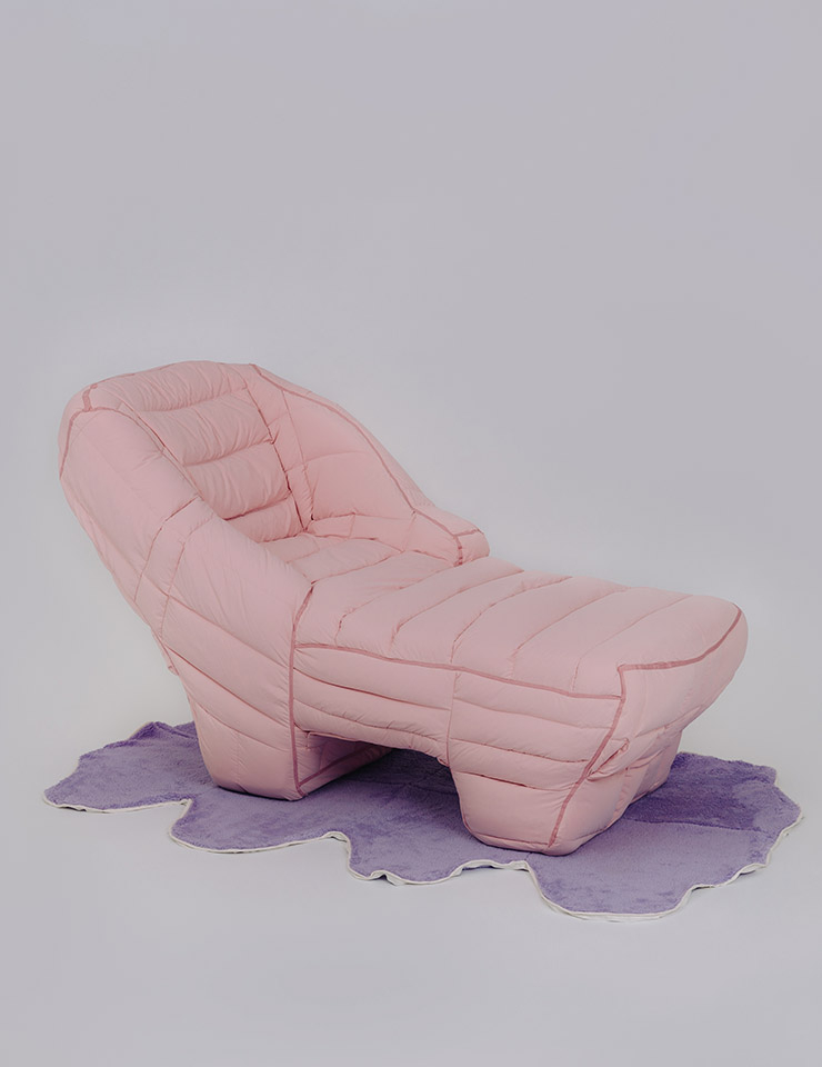 재고품이 된 구스다운 패딩 재킷으로 만든 ‘Padded pink sofa bed’.