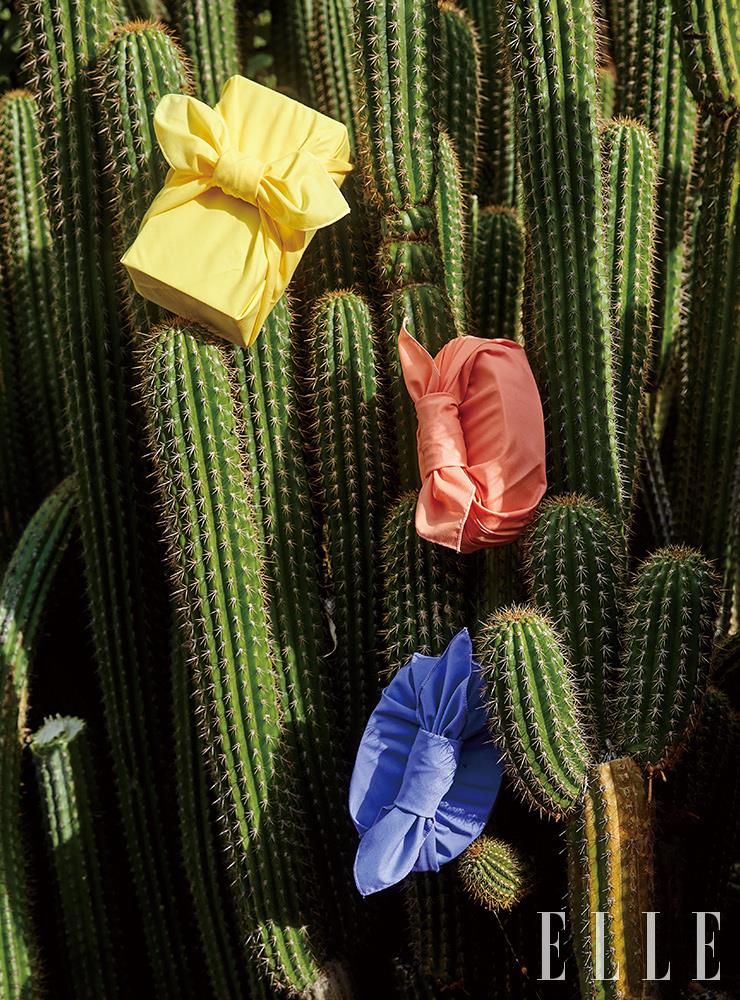 LA를 닮은 색채의 천으로 감싼 보자기 오브제. 누구나 쉽게 묶을 수 있는 나비 매듭이다.