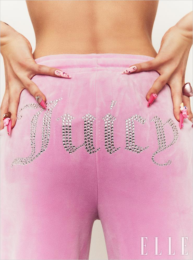 크리스털 로고 디테일로 포인트를 준 벨벳 트레이닝 팬츠는 15만9천원, Juicy Couture. 볼드한 핑크 링은 29만9천원, Swarovski.