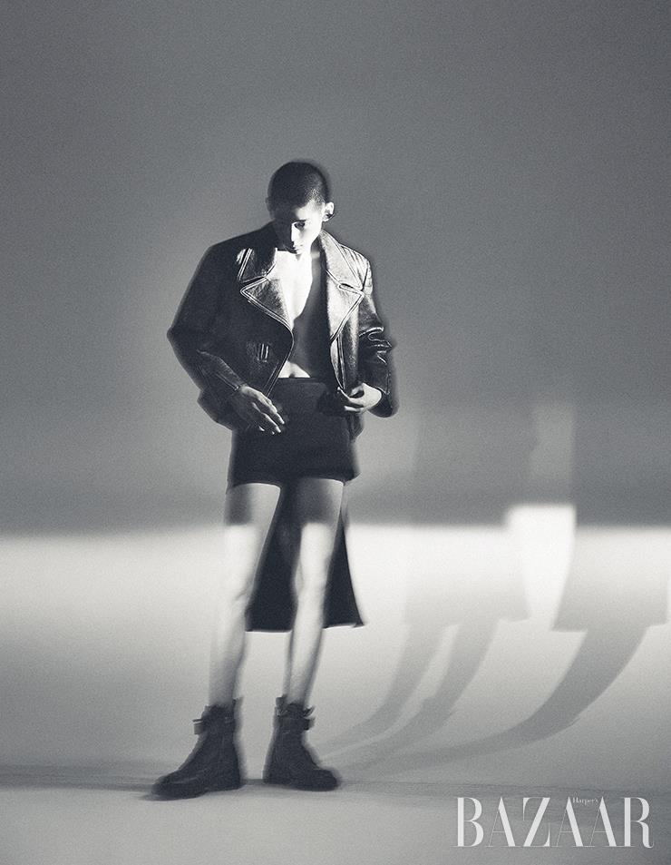 레더 재킷, 스커트, 이너로 입은 쇼츠, 이어커프는 모두 Prada. 워커 부츠는 1백50만원대 Givenchy.