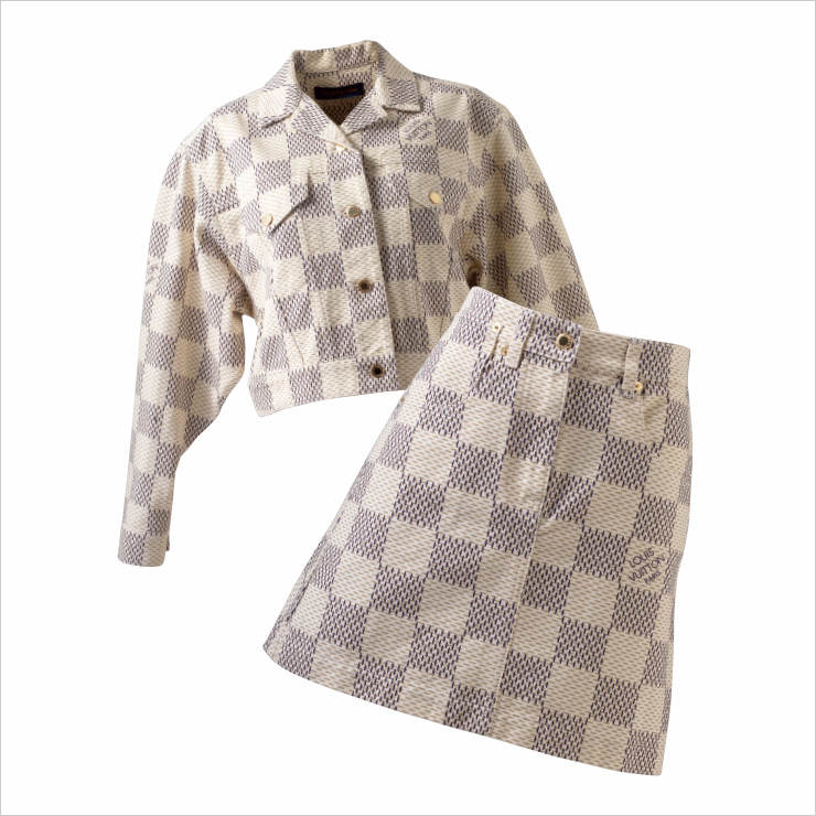 체커보드 패턴의 재킷과 A라인 스커트는 가격 미정, 모두 Louis Vuitton.