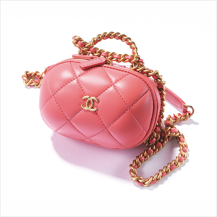 로맨틱한 핑크 컬러의 체인 백은 가격 미정, Chanel. 