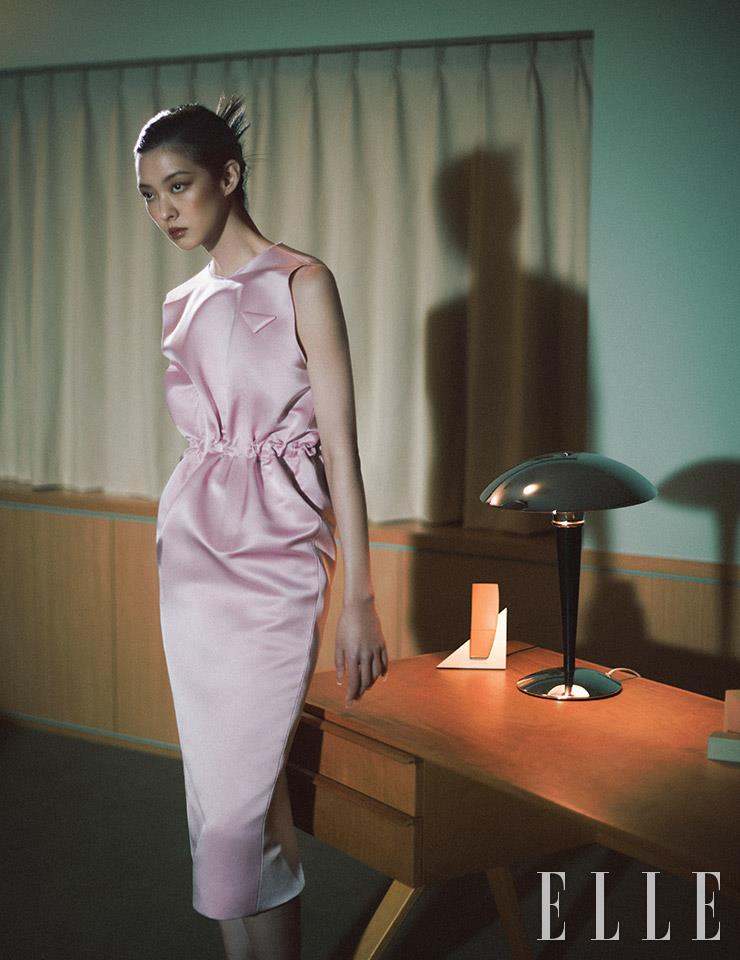 이너 벨트로 셔링을 연출한 새틴 슬리브리스 드레스는 Prada.